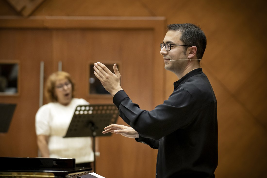 Burak Onur Erdem conducting a Sing-Along concert of the Turkish State Choir in 2022