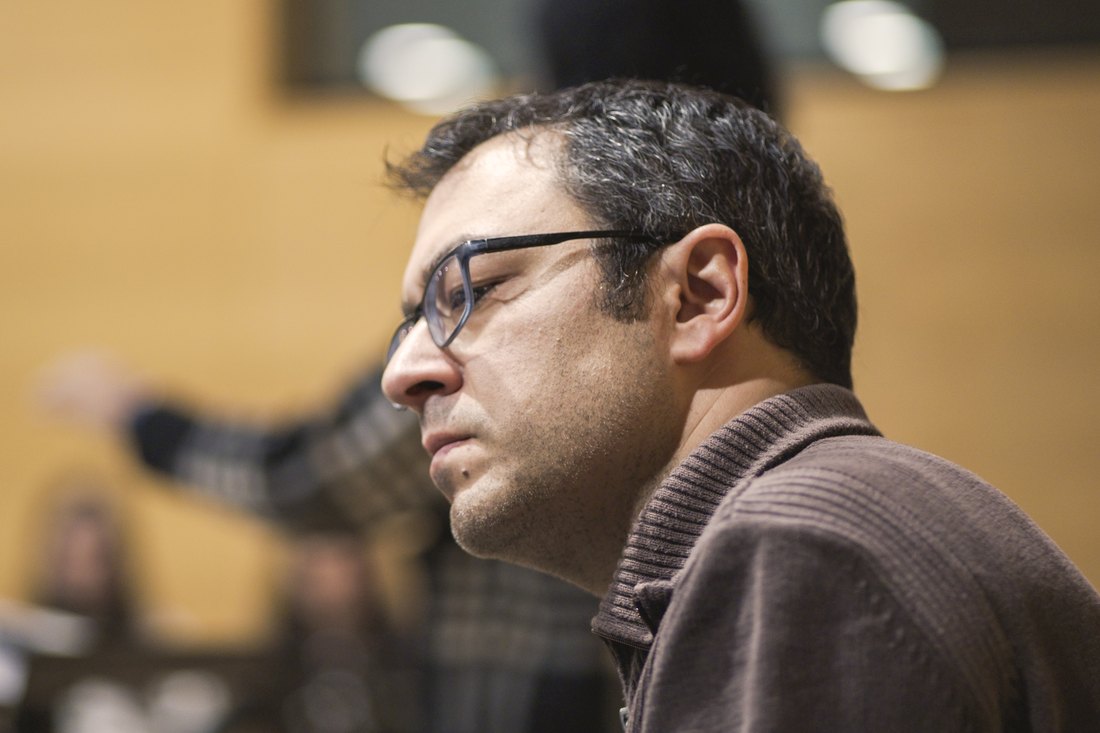 Burak Onur Erdem listening during a masterclass with the Turkish State Choir
