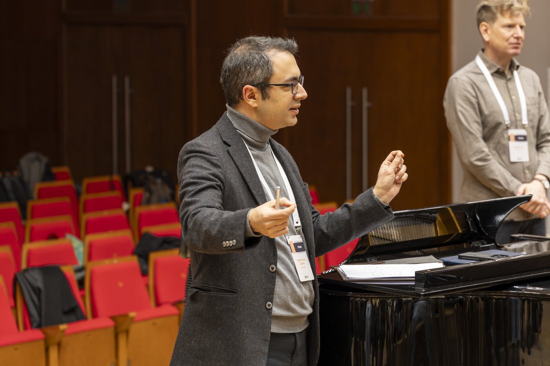 Burak Onur Erdem teaching at the piano during a choral conducting masterclass
